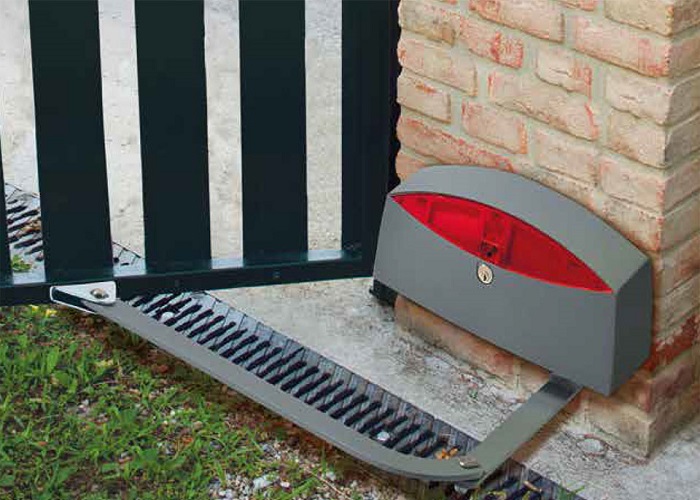 Thiet-bi-an-ninh-TL-giup-ban-dua-ra-lua-chon-cong-tu-dong-sang-suot